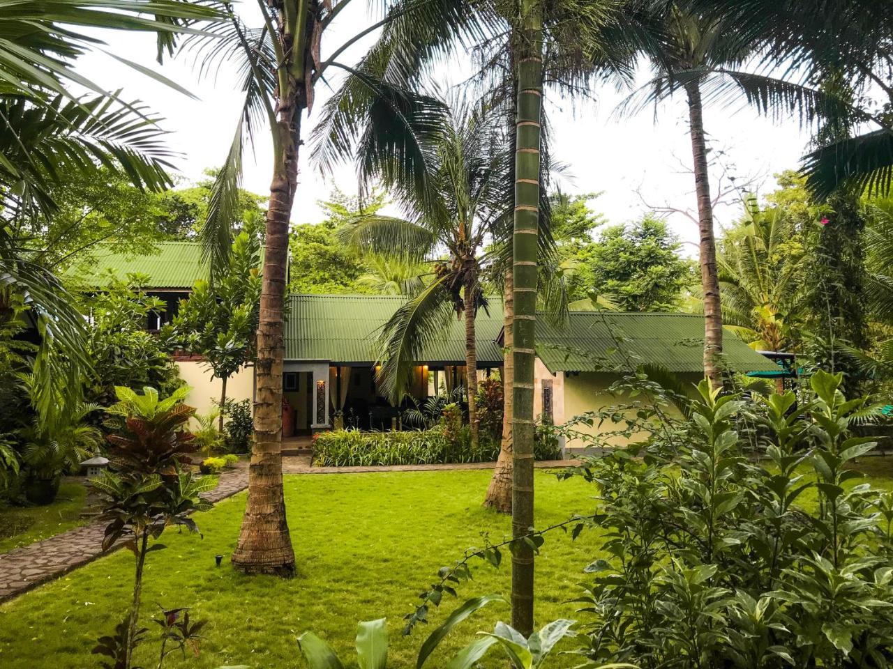 The Village Bunaken Exterior photo